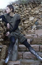 Load image into Gallery viewer, Zohara "Paint It Black" Grey Silver Print Tights
