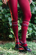 Load image into Gallery viewer, Zohara "Zig Zag Walk" Burgundy Print Tights
